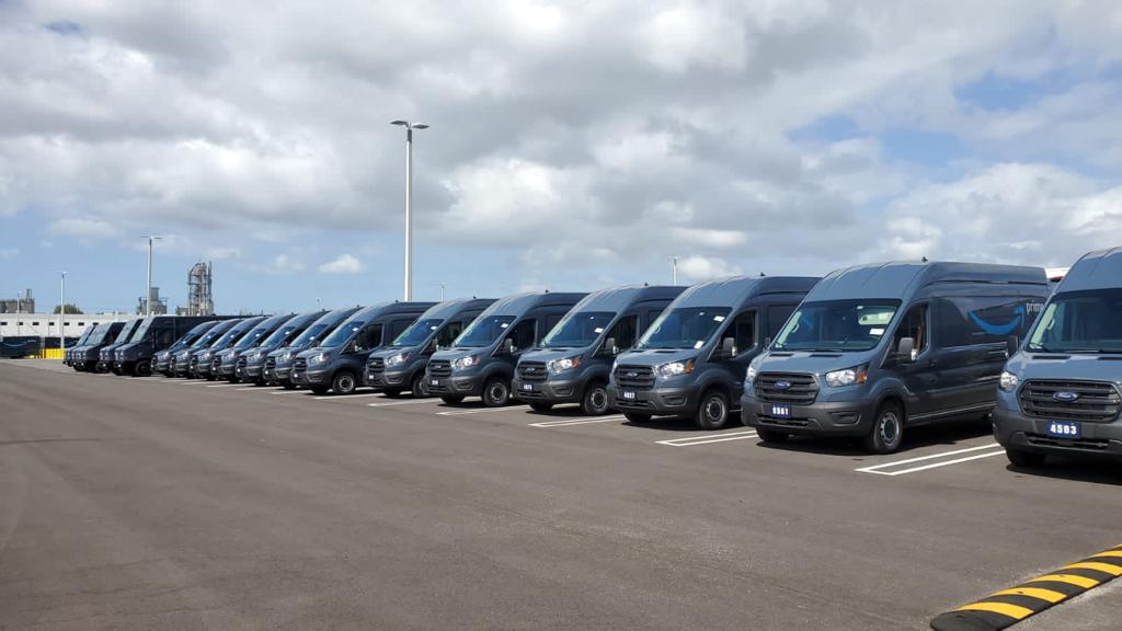 Flota de camionetas de reparto de BOOZ estacionada en la estación